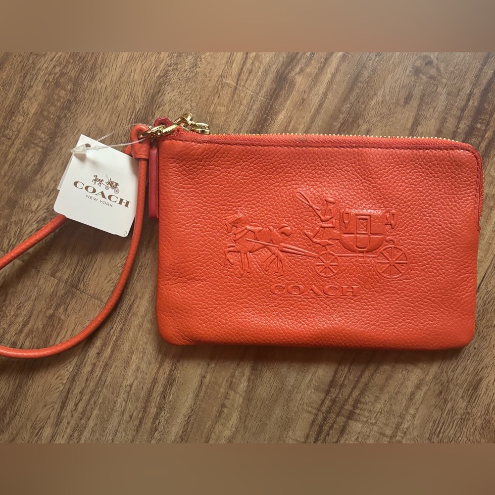 Coach Corner Zip Leather Wristlet  With Horse And Carriage Coach Logo NWT